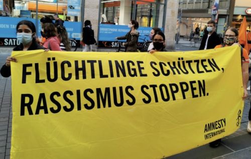 Banner mit der Aufschrift "Flüchtlinge schützen, Rassismus stoppen"